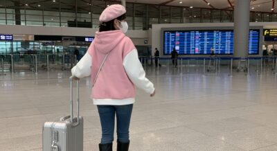 特定技能在留期間が終わり、空港でスーツケースを持って帰国するベトナム人